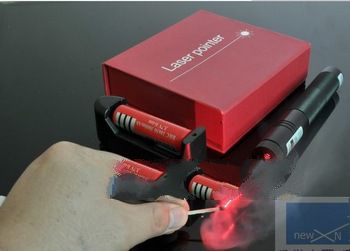 2013  laserRed/green 1000mw laser pointers 1000w laser pen burn black match+battery+charger+free shi